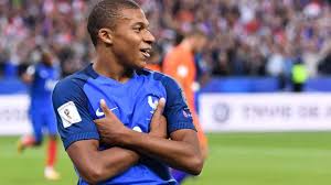 He plays the game like a veteran but you can still catch him goofing around on. Kylian Mbappe Darum Zahlt Paris St Germain 180 Millionen Euro