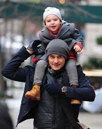 Ten Wonderful Famous Dads Who Are Just Crazy About Their Children Orlando Bloom Celebrity Dads Orlando Bloom Legolas