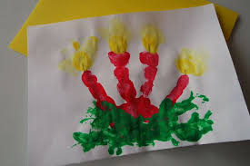 Kinder Malen Weihnachtsbilder Mit Fingerfarben Verschiedene Farben Techniken Basteln Handabdruck Weihnachten Basteln Weihnachten Weihnachtsbilder