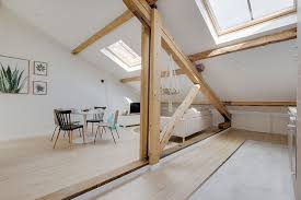 Renovation D Un Sejour Mansarde A Lyon Avec Poutres Apparentes Style Campagne Avec Des Materiaux Naturels Comm Architecte Interieur Spacieux Porte Coulissante