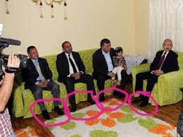 Kırıkcı'nın cenaze töreninde saldırıya uğrayan chp genel başkanı kemal kılıçdaroğlu'nun. Ve Karsinizda Kilicdaroglu Nun Ayakkabili Ev Ziyareti