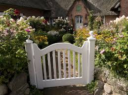 Im frühjahr schmücken üppige weiße oder rosafarbene blüten die zweige, während der sommermonate zeigen die bäumchen eine dichte, sattgrüne belaubung und ab dem spätsommer einen manchmal sogar. Vorgarten Gestalten Anlegen 20 Moderne Pflegeleichte Ideen Bilder