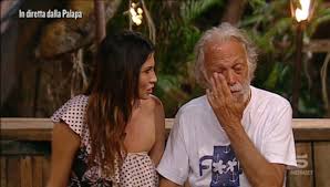 I due, a detta di riccardo fogli non si conoscerebbero, ma a sdoganare la sua dichiarazione, una foto risalente all'estate 2018, durante una. Isola Dei Famosi Riccardo Fogli Malato Insulta La Romero