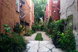 La Ruelle Verte A Montreal Un Oasis Et Un Terrain De Jeux Dans La Ville Habiter Montreal Live Light Montreal Alley
