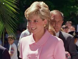 Lady Diana Avec Son Chaleureux Sourire Accueillant Belle En Rose Couleur De L Amour Lady Diana Lady Diana Spencer Princess Diana