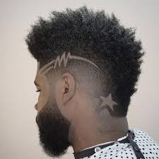 Tra i migliori tagli di capelli per uomo con disegni, troviamo un classico moicano decorato con una perfetta linea curva, situata proprio nel punto in cui inizia la sfumatura. Razor Scratch Tagli Di Capelli Per Il 2022 New Old Man N O M Blog