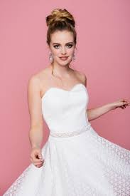 Enger taillienschnitt, ausgestellter rock in tealength, vorgeformtes oberteil mit. Rockabilly Hochzeitskleider Im 50er Jahre Stil Mit Frechen Petticoats