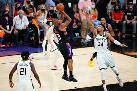 Phoenix suns guard chris paul talks with jae crowder, deandre ayton, mikal bridges and devin booker during game 1 of the 2021 nba finals at phoenix suns arena on july 6, 2021. Qdfiy9t7nn1mwm