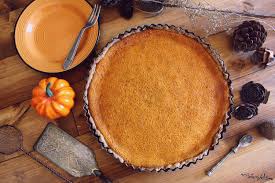 Questo dolce è diverso dalla solita torta, molto simile ad una crostata ma anche ad una classica apple pie, caratterizzata da un delizioso cuore di polpa di zucca mescolato con un mix di profumate spezie. Pumpkin Pie Americana Bohemycake