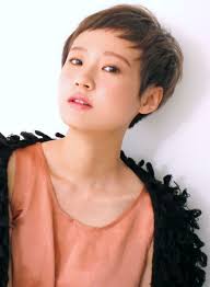 潔いベリーショートでかっこ可愛く シンプルなベリーショートです カラーは明るめのベージュブラウンで柔らかく 女性らしく 短ーい前髪でおでこを出すと顔が明るく見えて女の子の可愛らしさが際立ちますよ ショートのヘアスタイル ヘアスタイリング クールな