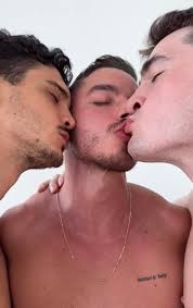 Men kissing - video 3 - ThisVid.com