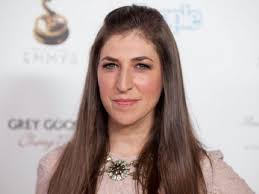 À la fin du tournage de blossom, bien qu'elle ait été acceptée à la fois à harvard et à yale, elle préfère rester en californie, près de ses parents, où elle rejoint l'université d'ucla 2, 3. Mayim Bialik Biography Net Worth Kids And The Ex Husband Michael Stone Networth Height Salary