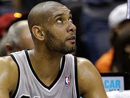 Tim Duncan helped off after left knee injury