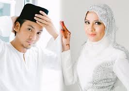 Mengisahkan azlan berasal dari keluarga susah yang akhirnya berjaya merantau ke uk setelah mendapat tawaran menyambung ijazah dalam aliran seni. Biniku Ninja Roti Canai Kuah Banjir
