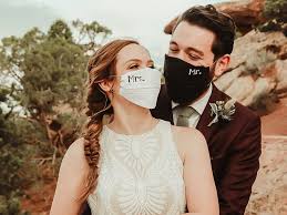 Pour avoir de photos parfaites dans votre livre de photos de mariage, osez trier et retoucher. Le Masque Mariage Peut Etre Un Accessoire Style