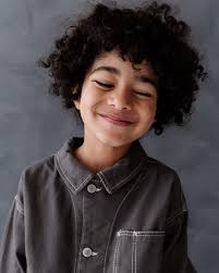 Happy Tuesday 📸✨ This is what pure joy looks like! No poses just laughter,  fun and the magic of being a kid💚 That's what Character in Focus sessions  are all about, capturing