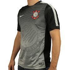 A nike começa a revelar a nova linha de camisas do timão para a temporada, após revelar os uniformes de treino com as cores azuis como novidade e a nova terceira camisa amarela,. Camisa Nike Corinthians Pre Jogo 2015 Loja Freecs Mercado Livre