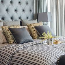 Modern yatak odası için parlak mobilyalar özellikle açık renklerde özellikle önemlidir. Feng Shui Ye Gore Oturma Odasi Duzenlemesi Yasam