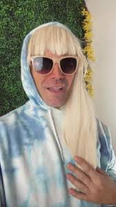 Stacy runs into an “old friend” #exboyfriend #portugueseproblems  #portuguesetiktok