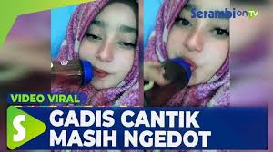 Anak udah 3 tahun kok masih ngedot aja sih… tenang. Video Viral Sebut Sulit Lepaskan Kebiasaan Ngedot Hingga Remaja Gadis Ini Terlihat Seperti Balita Serambi Indonesia