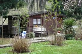 Nachdem die unterste reihe in position gebracht ist, wird eine komplette ortgangreihe senkrecht bis hoch zum first verlegt. Das Gartenhaus Dach Decken So Nehmen Sie Ausbesserungen Vor