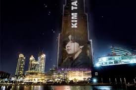 برج خليفة, khalifa tower) is an extremely tall skyscraper in dubai, united arab emirates named after khalifa bin zayed al nahyan. V Bts Bakal Jadi Idola Pertama Yang Fotonya Tampil Di Burj Khalifa