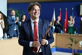 Check spelling or type a new query. Un Emocionado Javier Ayala Recibe El Baston De Mando De Fuenlabrada Fuenlabrada Noticias
