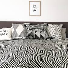 … schlafzimmer ideen romantik einrichtung farbe lila lavendel 3d muster romantisch. Grafische Muster Im Schlafzimmer Inkl Shopvorstellung Sophiagaleria