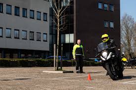 Er zijn 3 examens waar een kandidaat voor moet slagen om het motorrijbewijs  te halen. 👉 het theorie-examen voor de motor - vragen over verkeersregels  en verkeersinzicht 👉 motorexamen voertuigbeheersing (AVB) -