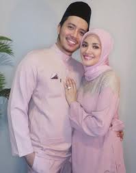 Pelakon fattah amin sangat terkesan dengan sikap kerja keras isterinya yang juga pelakon, nur fazura apabila pelakon filem miimaland itu berkata, justeru dia sentiasa meluangkan masa dengan isterinya memandangkan hanya tinggal beberapa minggu saja lagi sebelum mereka bergelar ibu bapa. Wajah Puteri Kesayangan Fazura Dan Fattah Amin Oh Kopak
