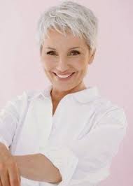 Coupes de cheveux très courtes pour femme. Femme 50 Ans Naturally White Silver Grey Hair Nouveaux Styles Coupes De Cheveux Courtes Pour 2014 Magazine Moms Inspiration Pour Parents Modern Mom Fashion Lifestyle Magazine
