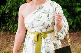 Summer, spring, winter and fall dresses for a wedding guest must be long in neutral or dark colors. What To Wear To A Summer Wedding Black Tie Optional Madame Schischi