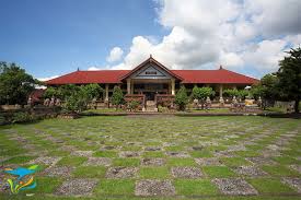 Museum Yang Berada Di Salah Satu Sisi Taman Kerta Gosa Arsitektur Klasik Arsitektur Tempat