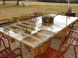 Cette table haute en palette peut être utilisée en tant que table de bar ou bien comme table à manger. Une Table De Jardin En Palettes Recyclage Et Cie