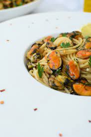 Ingrediente scoici circa 200g scoici mediteraneene 200g paste late 1 pungă tomate usturoi pătrunjel ulei de măsline sare oregano. Spaghete Cu Midii In Vin Alb Foodieopedia