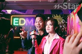 Sudah tentu ramai yang tidak sabar menanti lagu duet terbaru dari penyanyi ernie zakri dan syamel. Sering Berkepit Dengan Syamel Ernie Kata Akan Teruskan Selagi Orang Suka Hiburan Mstar
