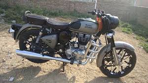Classic 350 gunmetal grey ada waktu untuk berkendara, ada waktu untuk berhenti, duduk dan memandang semesta yang bersinar dalam kemegahannya. 2018 Enfield Classic 350 Gunmetal Grey Specs Images And Pricing
