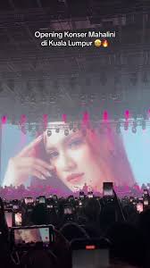 Openingnya aja udah keren banget 🥹👏🏻 #mahaliniraharja #mahalini #mylinz  #konsermahalini #konserlovechestra #lovechestramahalini  #lovechestramahalinikl cr: mrssazlkhri