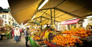 If you love collecting souvenirs there is something for everyone and especially for the finest: Shopping In Venice The Guide