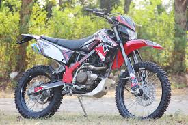 Sama dengan warna klx 150 bf se terbaru,untuk warna baru klx 150 bf se extreme hadir dengan 2 warna baru yang terkesan lebih meriah berkat banyaknya grafis/striping yang menghiasi keseluruhan bodynya… Modifikasi Ringan Kawasaki D Tracker 150 Jadi Trail
