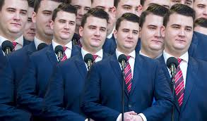 Bartłomiej misiewicz, tak, ten misiewicz jak przystało na celebrytę sygnuje swoją.wódkę. Bartlomiej Misiewcz Zamieszany W Sex Afere Pupil Macierowicza W Powaznym Tarapatach Crowd Media