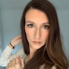 Imagine 12 months from now, what will make you proud? Share your biggest  goal for this year ✨ Behind the lens 📸 @mars.galbany Hair & Make Up  @zoe_more