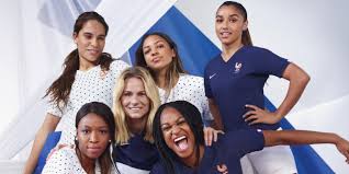 Découvrez les maillots de foot de l'équipe de france ✔ livraison gratuite en magasin decathlon, retours et échanges gratuits. Football Decouvrez Le Maillot Des Bleues Pour La Coupe Du Monde