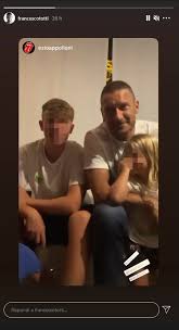 Feb 21, 2022 · francesco totti e ilary blasi sull'orlo della separazione dopo 20 anni d’amore, un matrimonio, tre figli e una serie tv. Francesco Totti Ci Da Un Taglio Sul Social Col Nuovo Look Eccolo Con I Capelli Rasati