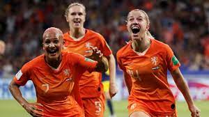 Spieler wie virgil van dijk (fc liverpool), matthijs de ligt (juventus turin), frenkie de jong (fc barcelona), georginio wijnaldum (fc liverpool) oder donny van de beek (ajax amsterdam) hat kein anderes team in der gruppe. Fussball Wm Der Frauen Niederlande Erreichen Finale Sport Sz De