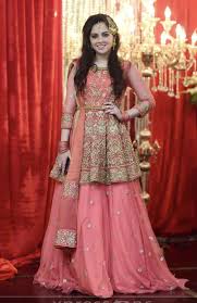 Grooms Sister On The Mehndi Pakistani Bridal Dresses Beautiful Dresses Pakistani Dresses