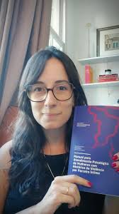 Dia 8 de março é o Dia Internacional da Mulher. Isso nos traz um lembrete  sobre o que nós, psicólogas e estudantes de psicologia, devemos levar em  consideração no cuidado com mulheres com histórico de ...