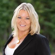 Kelley Bragg's Instagram, Twitter & Facebook