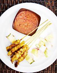 brochettes de poulet sauce satay aux cacahuetes pour 4 personnes recettes elle a table recette brochette poulet sauce satay recette brochette poulet