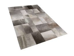 Der teppich taupe offenbart sich in seiner individuellen farbgebung immer wieder anders nuanciert und das macht ihn so spannend und gleichzeitig flexibel für die moderne wie auch klassische. Teppich Kuhfell Taupe 140 X 200 Cm Patchwork Kurzflor Pervari Beliani De